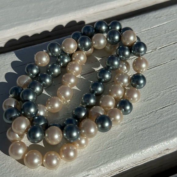 3 Pearl Bracelets See pics Strung on Elastic - Picture 3 of 3